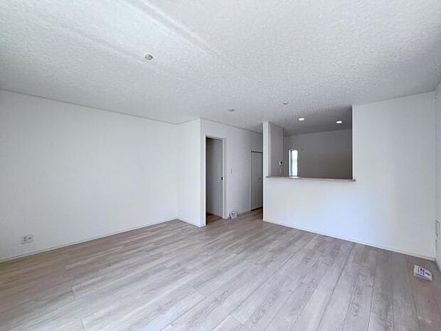 リビングダイニングになります。ご家族そろっての素敵な空間になりそうですね。