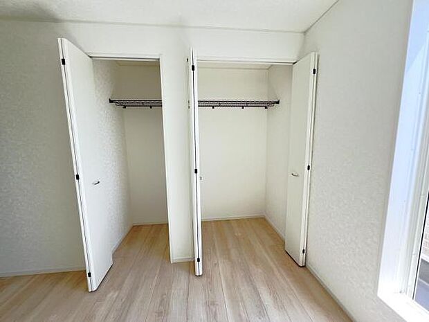 いつでもお部屋をスッキリお使い頂ける収納スペースを設置。