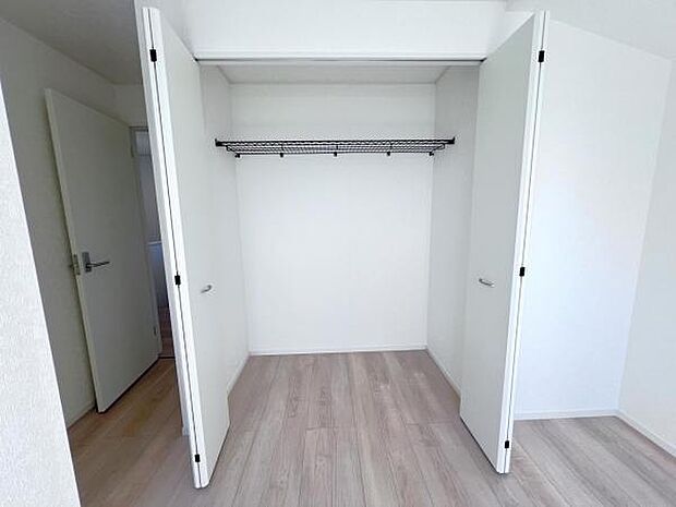 いつでもお部屋をスッキリお使い頂ける収納スペースを設置。