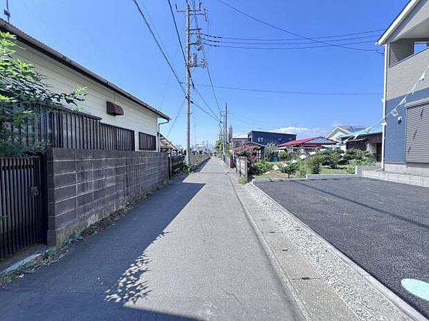 前面道路を含めた現地写真です。