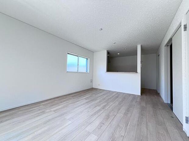 リビングダイニングになります。ご家族そろっての素敵な空間になりそうですね。