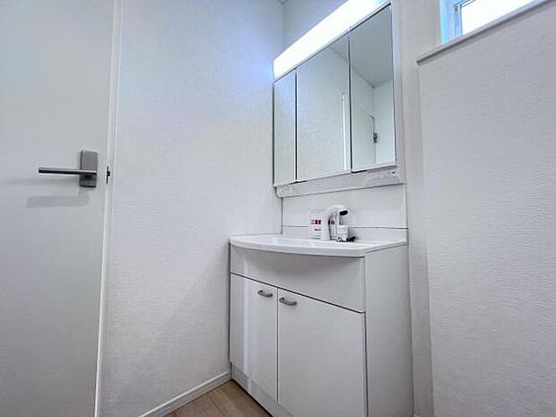 洗面化粧台です。朝の身支度から1日が始まります。