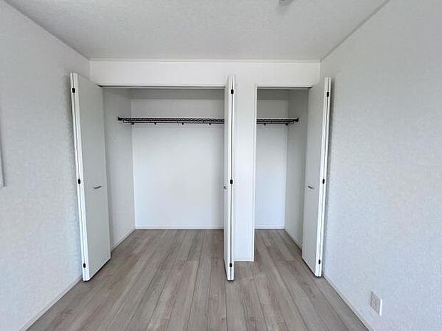 いつでもお部屋をスッキリお使い頂ける収納スペースを設置。