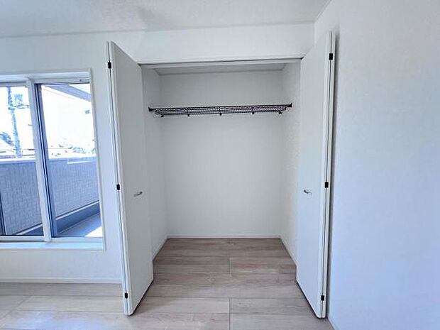 いつでもお部屋をスッキリお使い頂ける収納スペースを設置。