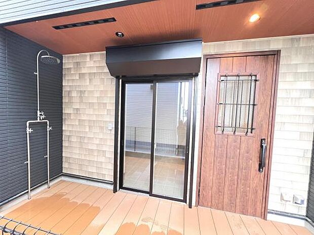 綺麗で明るい玄関でお客様をお迎えいただけます。