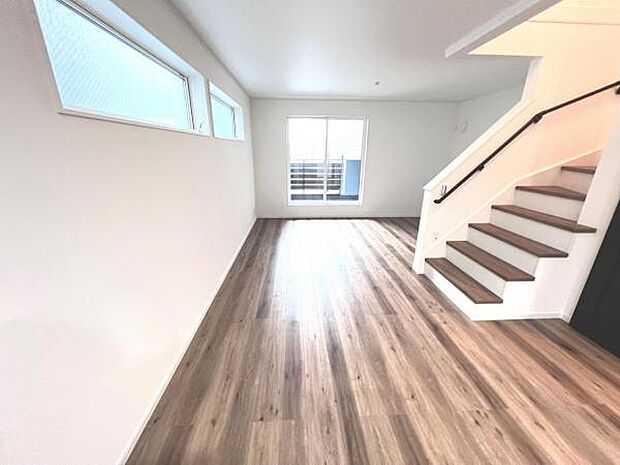 カウンターキッチン越しに会話も楽しめるダイニングキッチン。