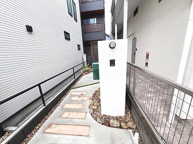 訪問者を確認できるTVモニター付きインターフォンです。