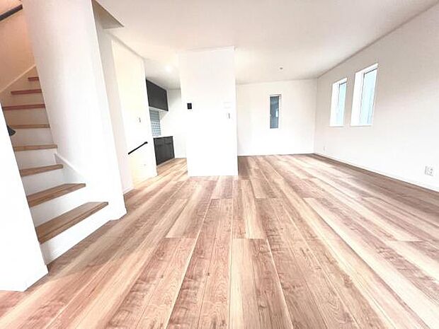 カウンターキッチン越しに会話も楽しめるダイニングキッチン。