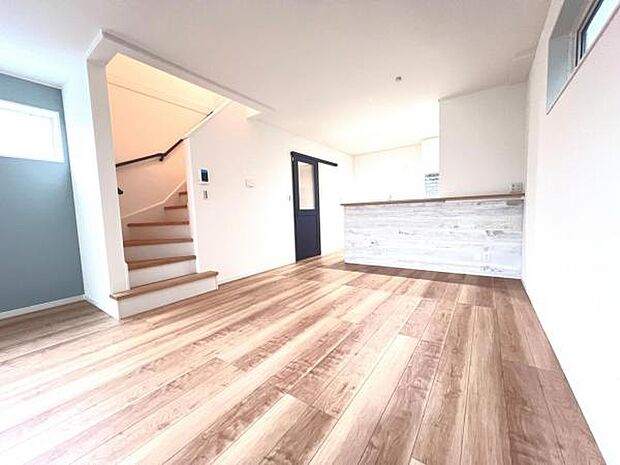 お食事中もキッチンと会話が楽しめるダイニングスペース。