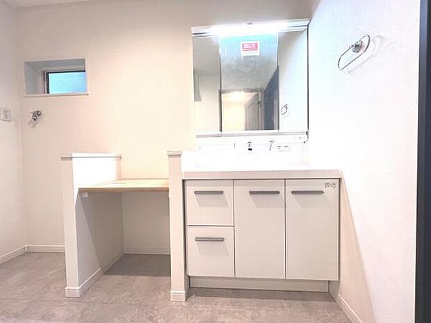 洗面化粧台です。朝の身支度から1日が始まります。