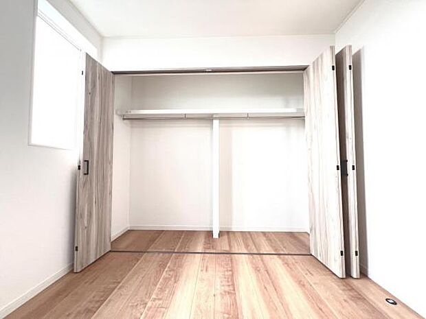 ウォークインクローゼットがあり収納スペースも豊富。季節物もスッキリ片付きそうです。