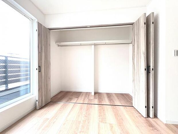 いつでもお部屋をスッキリお使い頂ける収納スペースを設置。