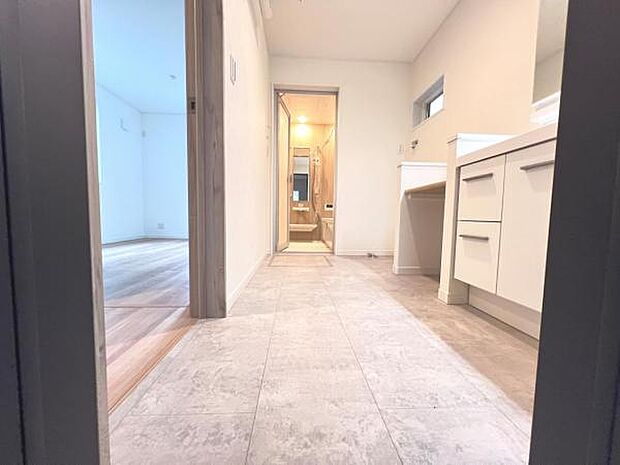 快適で清潔感がある脱衣スペースです。