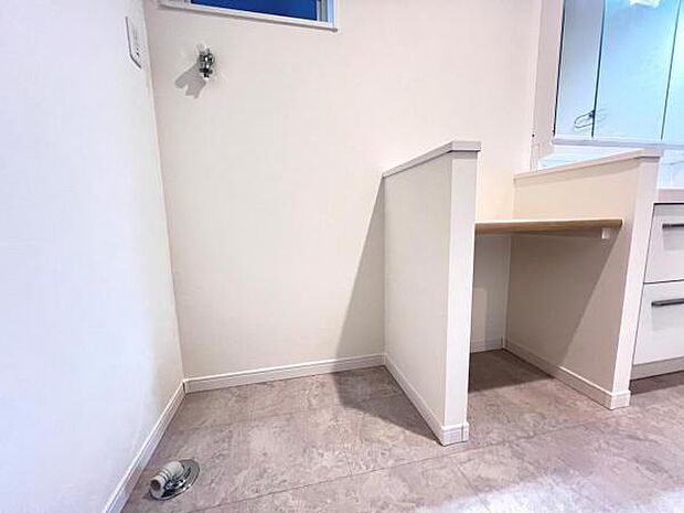 独立洗面台の横にはランドリースペースがございます。