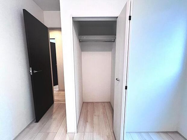 いつでもお部屋をスッキリお使い頂ける収納スペースを設置。