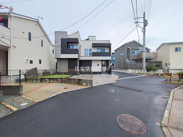 前面道路を含めた現地写真です。