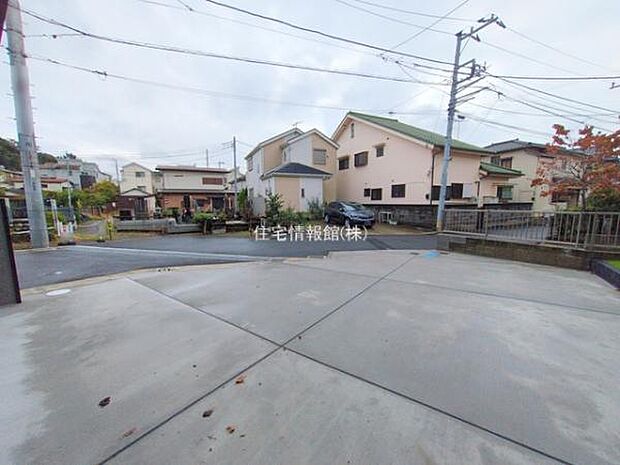 前面道路を含めた現地写真です。