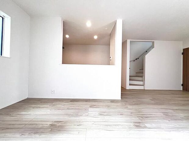 カウンターキッチン越しに会話も楽しめるダイニングキッチン。