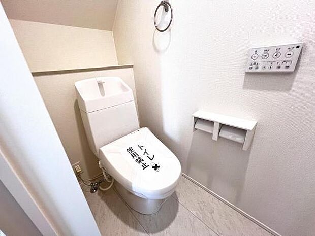 シャワー洗浄機能付のトイレは、清潔感が印象的な空間ですね。
