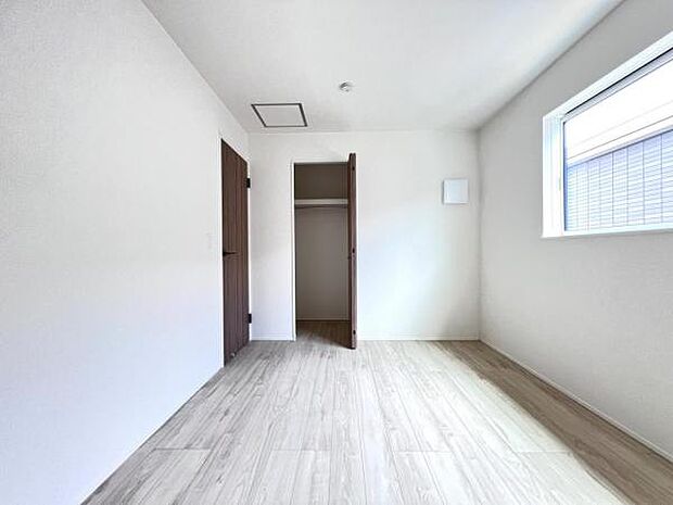 ウォークインクローゼットがあり収納スペースも豊富。季節物もスッキリ片付きそうです。