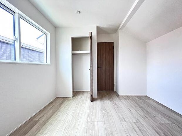 いつでもお部屋をスッキリお使い頂ける収納スペースを設置。