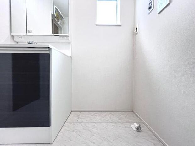 独立洗面台の横にはランドリースペースがございます。