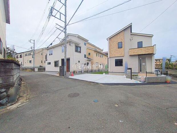 前面道路を含めた現地写真です。