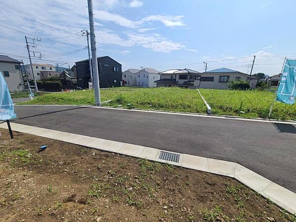 前面道路を含めた現地写真です。