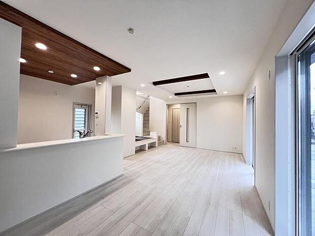 お食事中もキッチンと会話が楽しめるダイニングスペース。