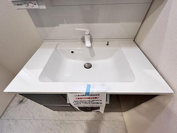 洗面化粧台です。朝の身支度から1日が始まります。