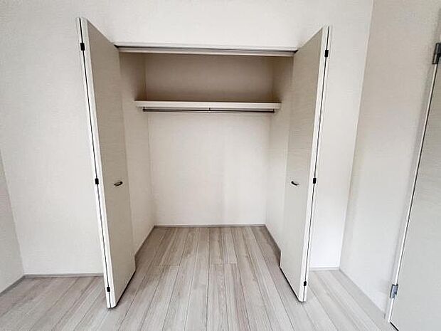 いつでもお部屋をスッキリお使い頂ける収納スペースを設置。