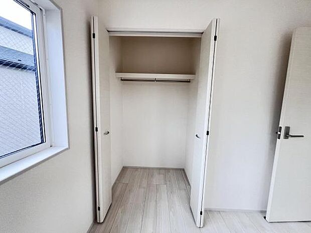 いつでもお部屋をスッキリお使い頂ける収納スペースを設置。