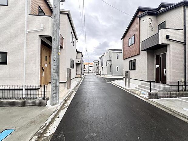 前面道路を含めた現地写真です。