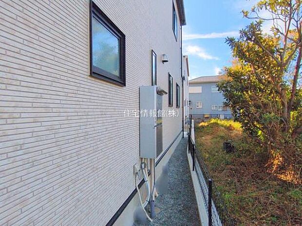 前面道路を含めた現地写真です。