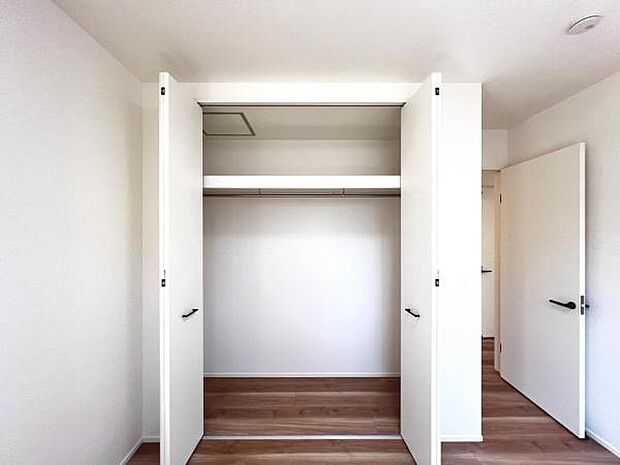 いつでもお部屋をスッキリお使い頂ける収納スペースを設置。