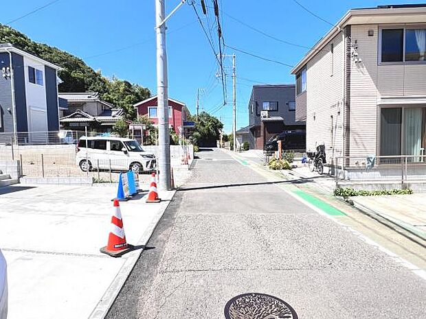前面道路を含めた現地写真です。