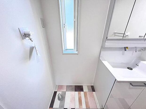 独立洗面台の横にはランドリースペースがございます。