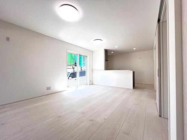 お食事中もキッチンと会話が楽しめるダイニングスペース。