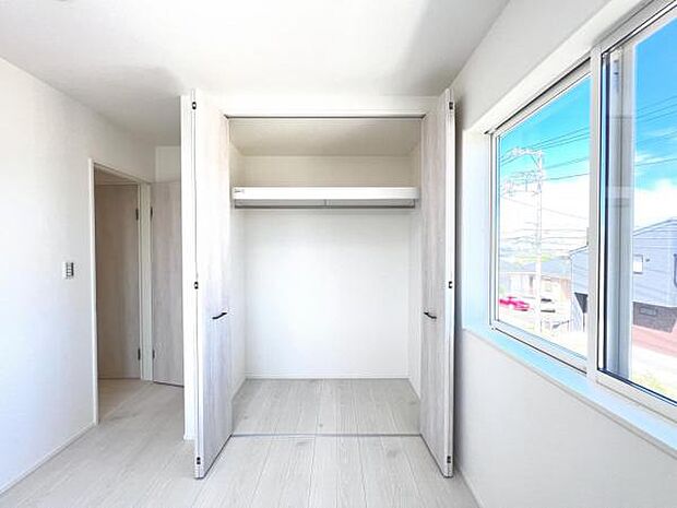 いつでもお部屋をスッキリお使い頂ける収納スペースを設置。