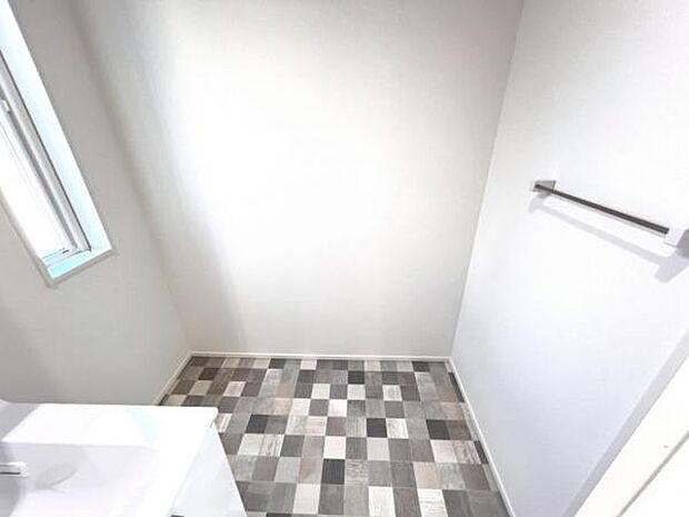 独立洗面台の横にはランドリースペースがございます。