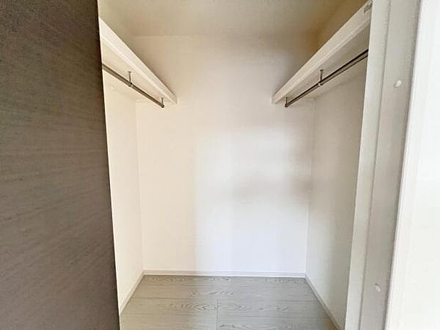 ウォークインクローゼットがあり収納スペースも豊富。季節物もスッキリ片付きそうです。