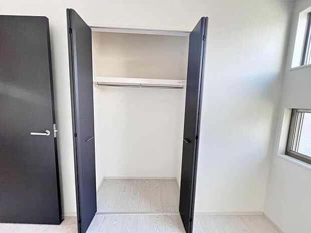 いつでもお部屋をスッキリお使い頂ける収納スペースを設置。