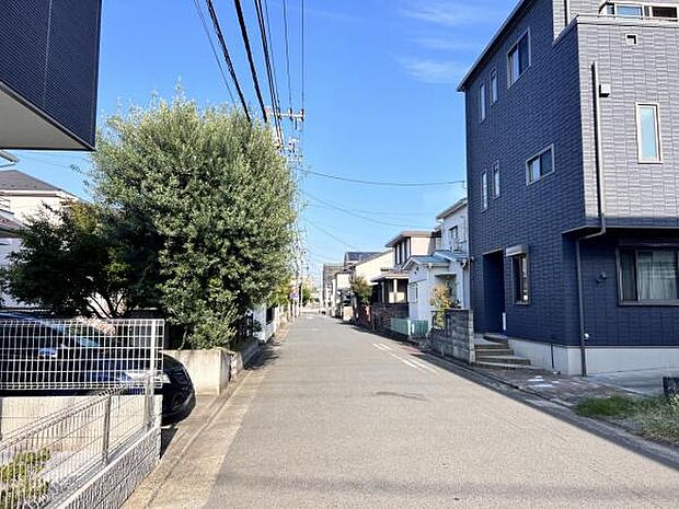 前面道路を含めた現地写真です。