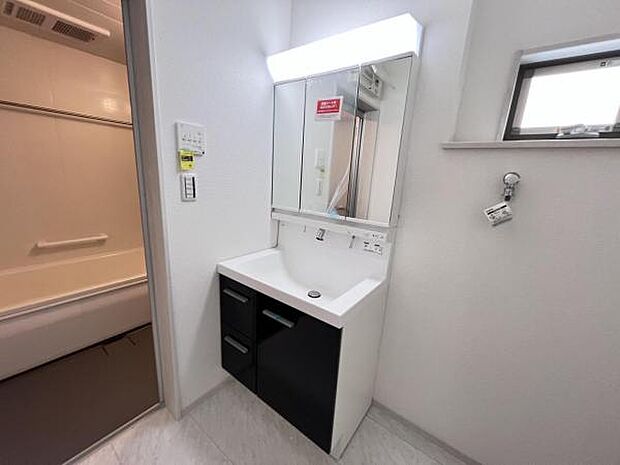 洗面化粧台です。朝の身支度から1日が始まります。