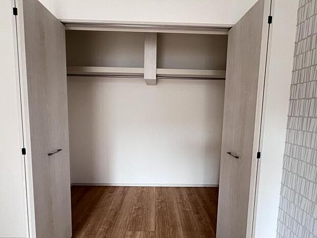 いつでもお部屋をスッキリお使い頂ける収納スペースを設置。