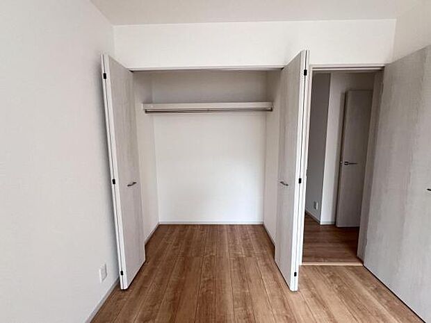 いつでもお部屋をスッキリお使い頂ける収納スペースを設置。