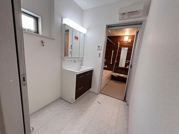 脱衣所は小さなお子様がいるご家庭にも重宝されます。