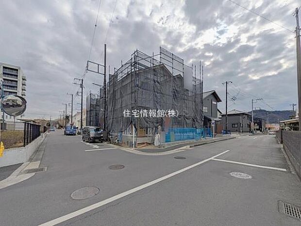 前面道路を含めた現地写真です。