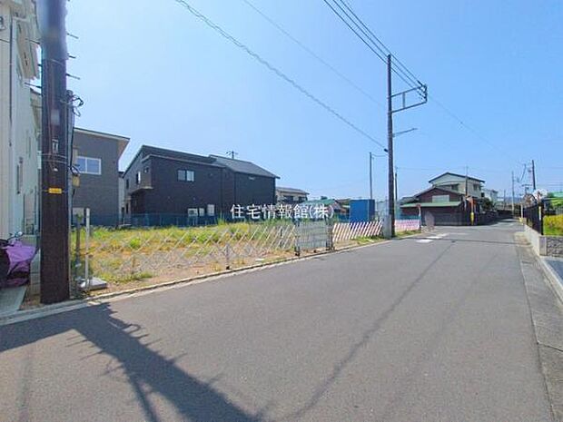 前面道路を含めた現地写真です。