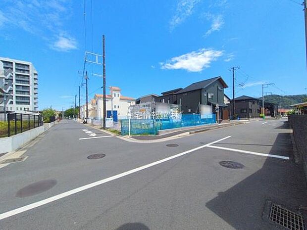 前面道路を含めた現地写真です。